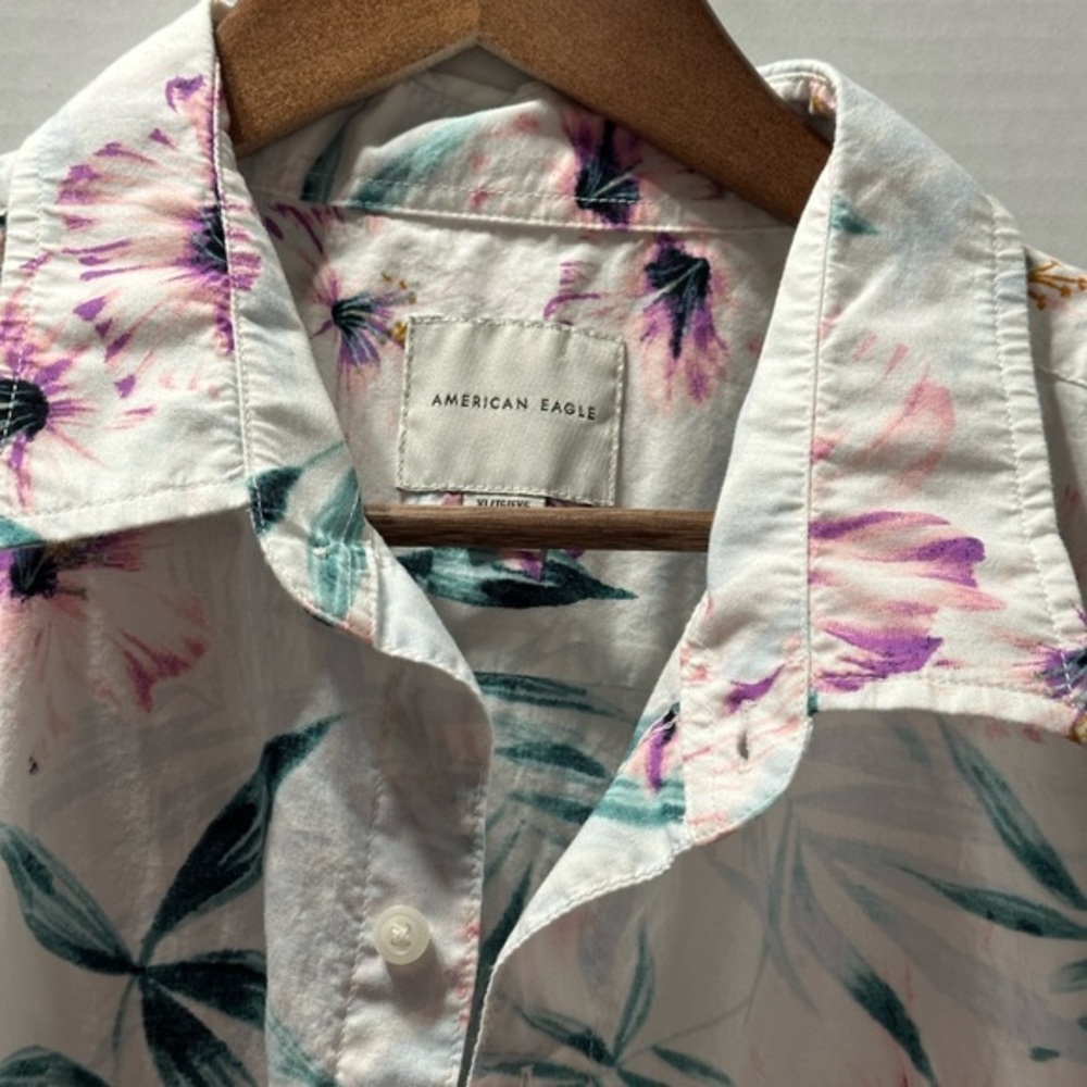 American Eagle Hawaiian Floral Button Up‎ Shirt. XL. Pink/Purple/Green & White